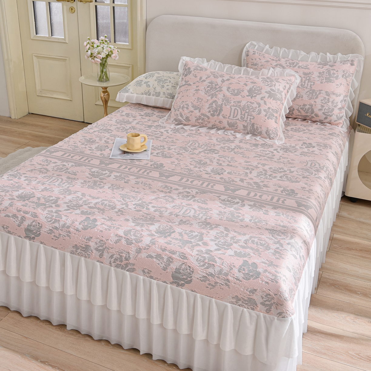 91家纺网 家纺一手货源 找家纺 赛丽雅 2026春夏新款400克A类提花冰豆豆凉感床裙款凉席三件套席子空调软席 玫瑰蝶舞-粉