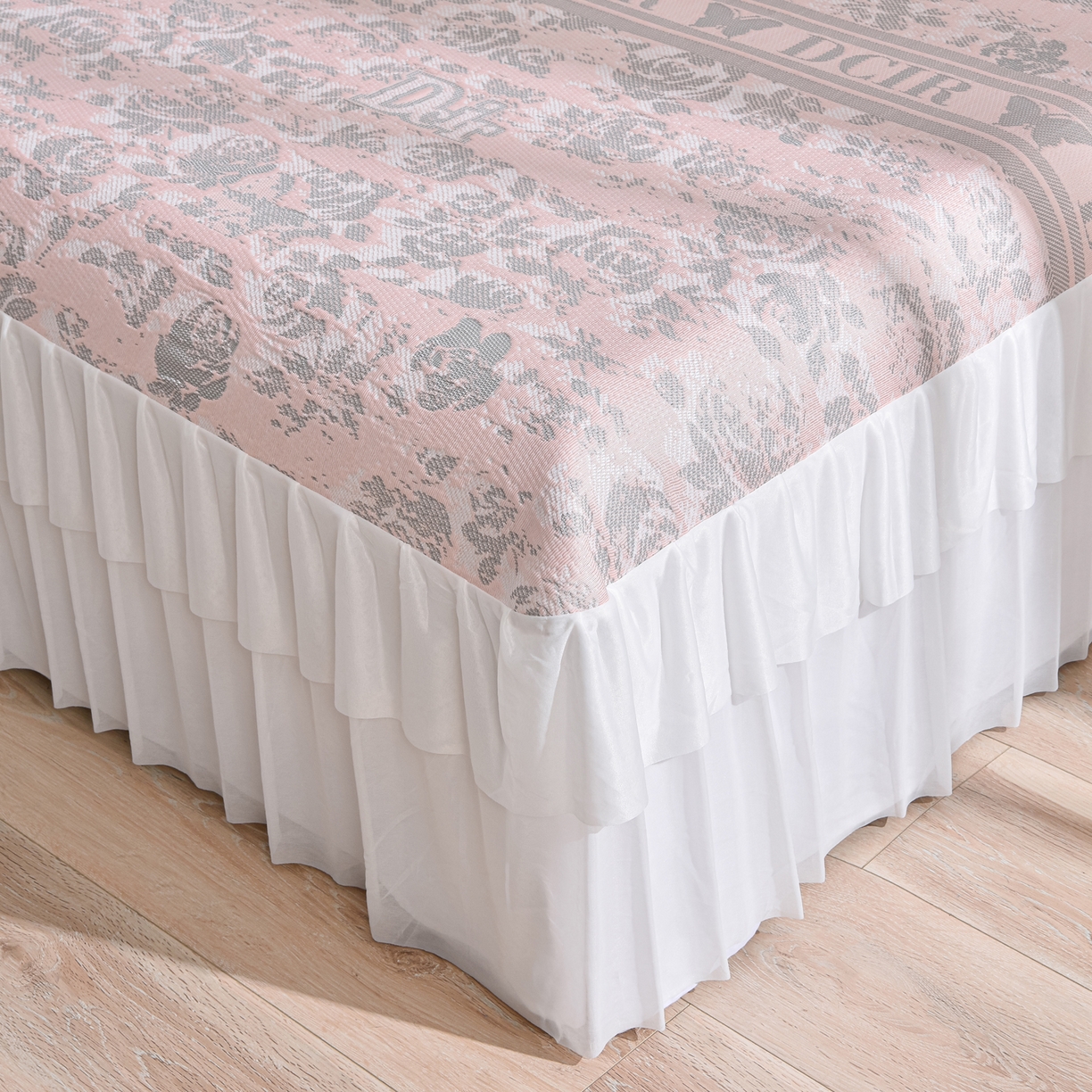 91家纺网 家纺一手货源 找家纺 赛丽雅 2026春夏新款400克A类提花冰豆豆凉感床裙款凉席三件套席子空调软席 玫瑰蝶舞-粉