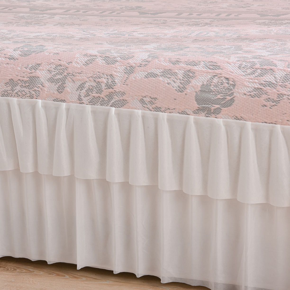 91家纺网 家纺一手货源 找家纺 赛丽雅 2026春夏新款400克A类提花冰豆豆凉感床裙款凉席三件套席子空调软席 玫瑰蝶舞-粉