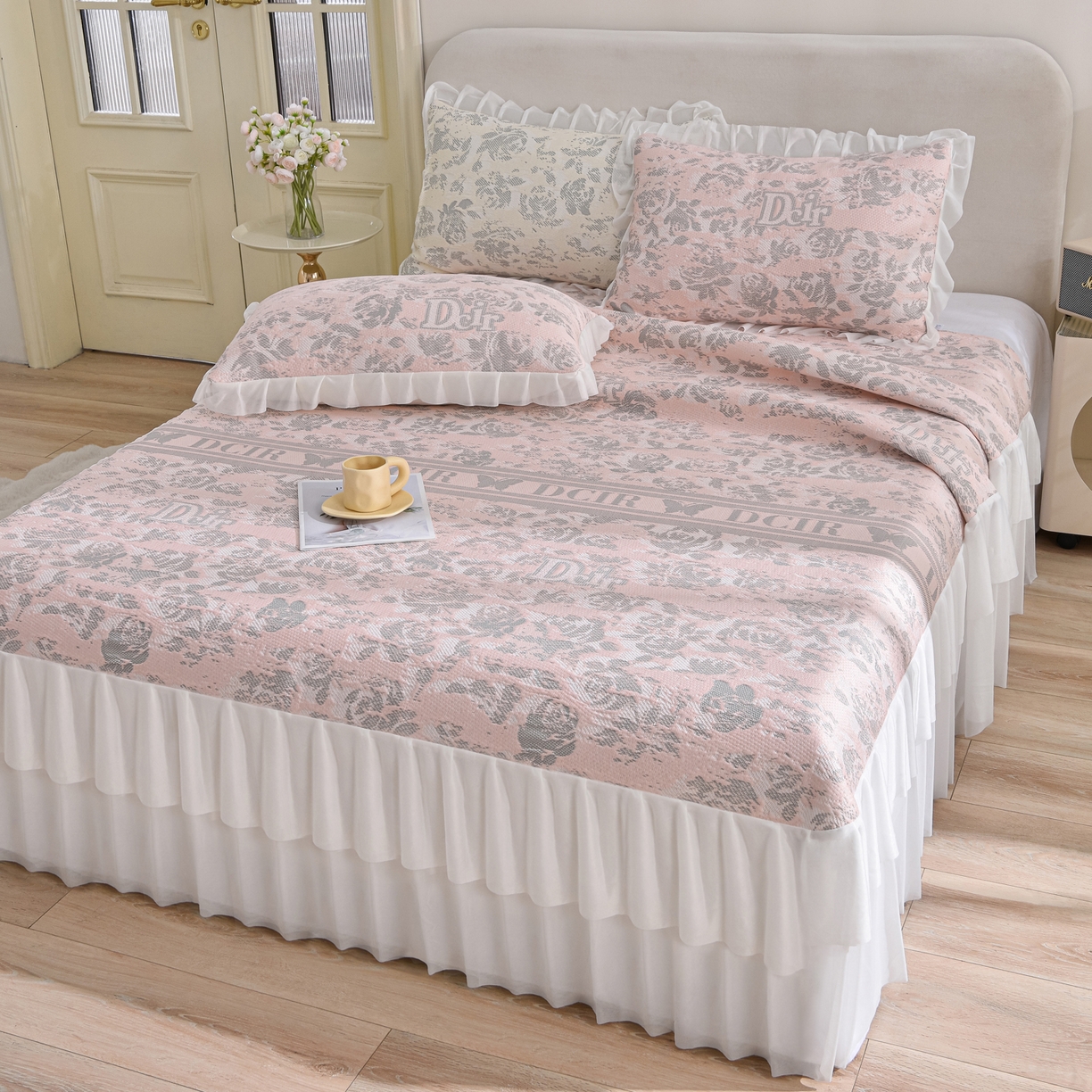 91家纺网 家纺一手货源 找家纺 赛丽雅 2026春夏新款400克A类提花冰豆豆凉感床裙款凉席三件套席子空调软席 玫瑰蝶舞-粉