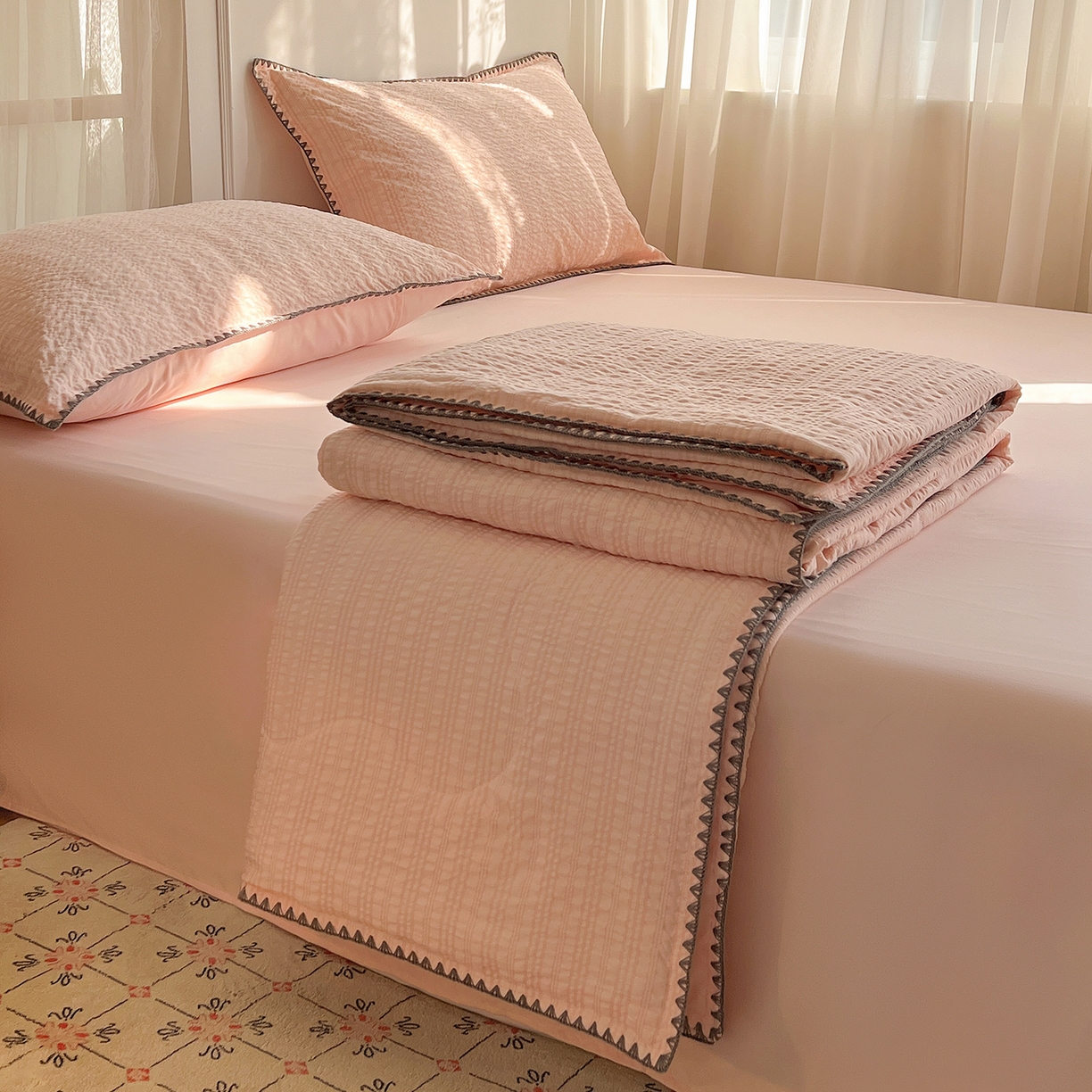 91家纺网 家纺一手货源 找家纺 仟网汇 2026新款贝壳边泡泡纱三角针夏被四件套--纯色系列 奶油粉