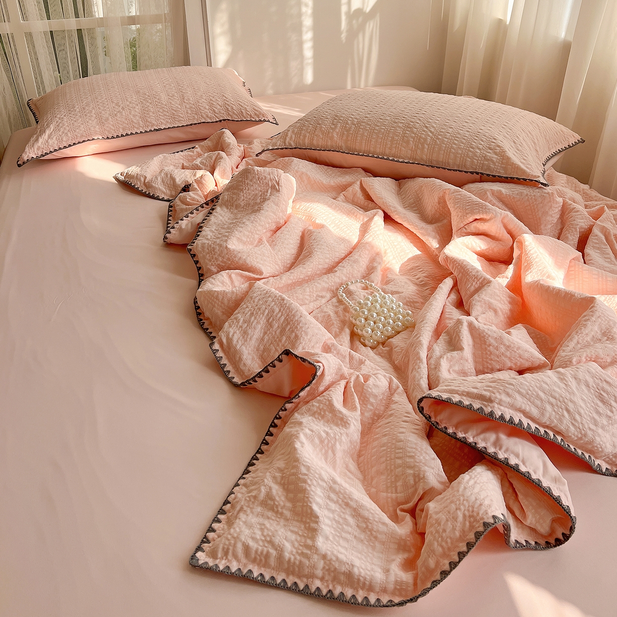 91家纺网 家纺一手货源 找家纺 仟网汇 2026新款贝壳边泡泡纱三角针夏被四件套--纯色系列 奶油粉