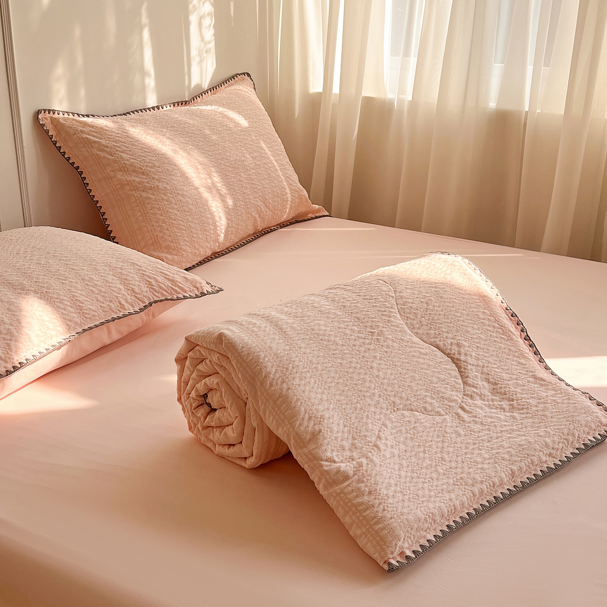 91家纺网 家纺一手货源 找家纺 仟网汇 2026新款贝壳边泡泡纱三角针夏被四件套--纯色系列 奶油粉