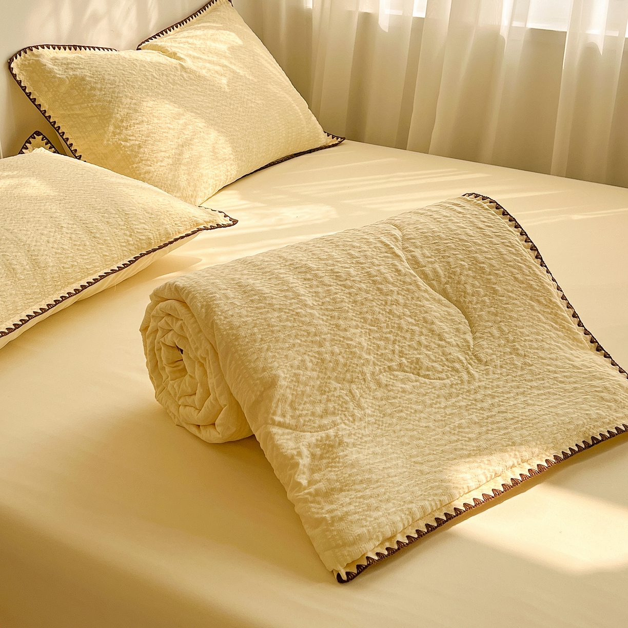 91家纺网 家纺一手货源 找家纺 仟网汇 2026新款贝壳边泡泡纱三角针夏被四件套--纯色系列 奶油黄