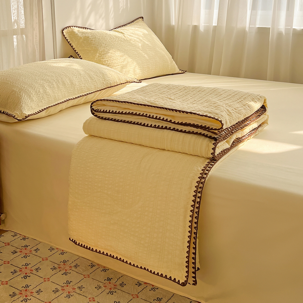 91家纺网 家纺一手货源 找家纺 仟网汇 2026新款贝壳边泡泡纱三角针夏被四件套--纯色系列 奶油黄