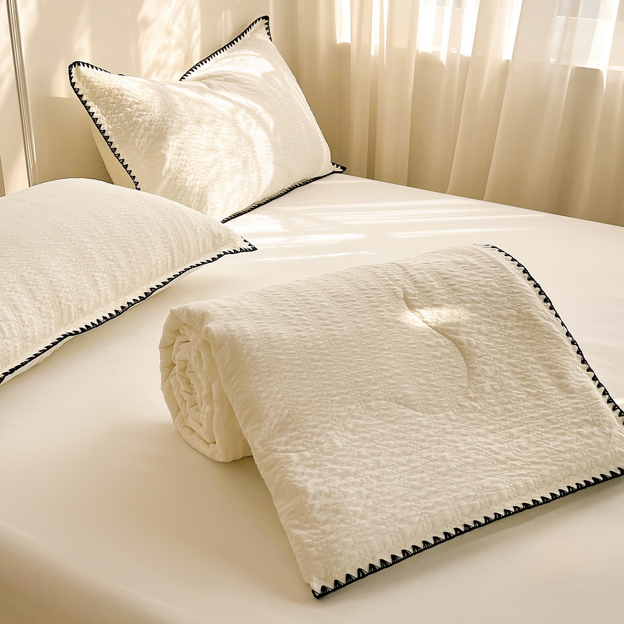 91家纺网 家纺一手货源 找家纺 仟网汇 2026新款贝壳边泡泡纱三角针夏被四件套--纯色系列 杏仁白