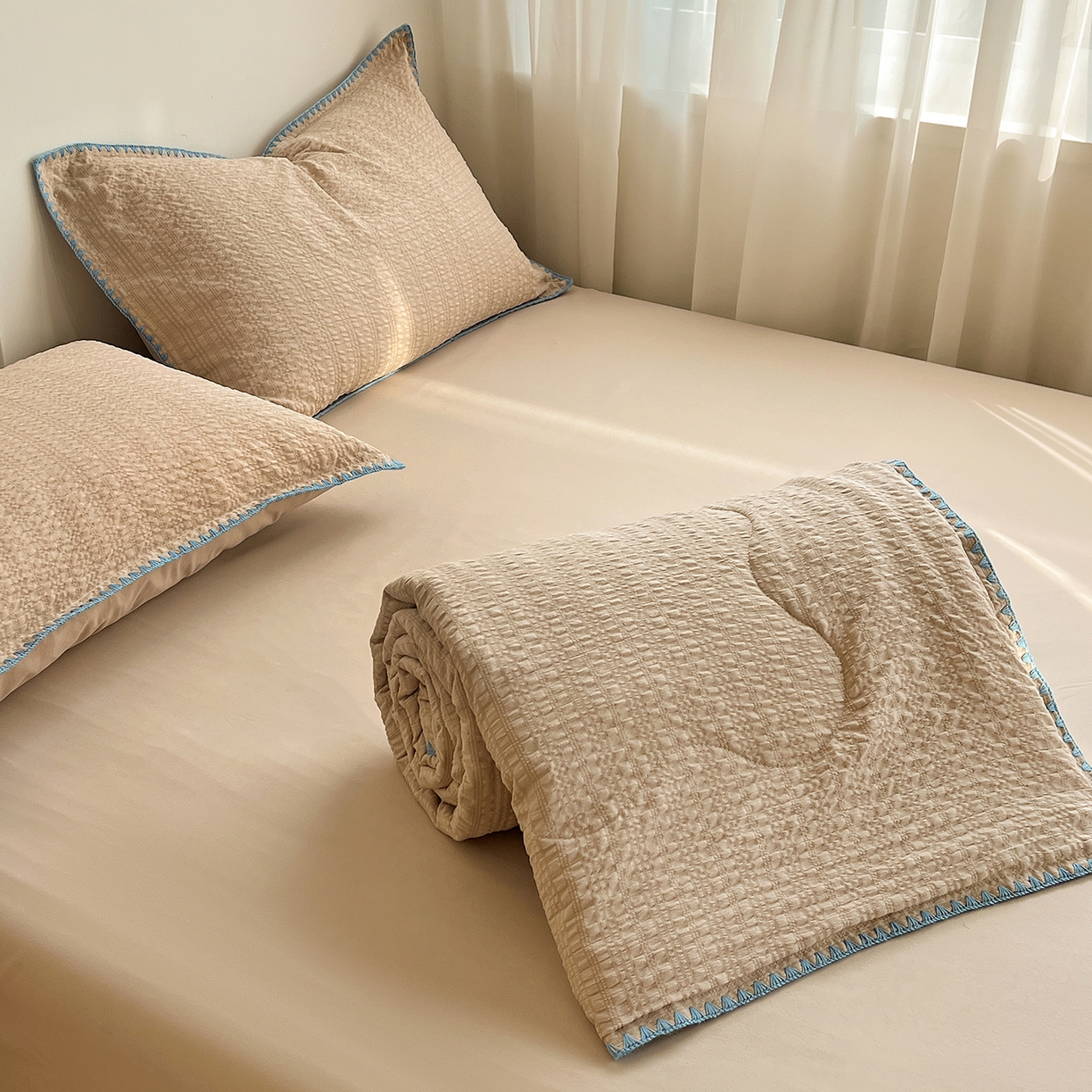 91家纺网 家纺一手货源 找家纺 仟网汇 2026新款贝壳边泡泡纱三角针夏被四件套--纯色系列 燕麦咖