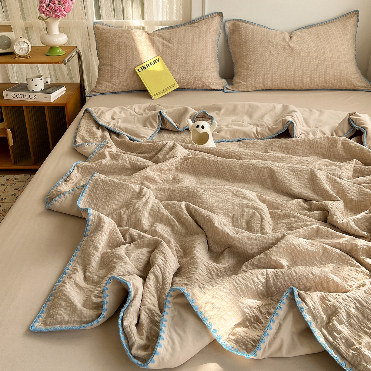 91家纺网 家纺一手货源 找家纺 仟网汇 2026新款贝壳边泡泡纱三角针夏被四件套--纯色系列 燕麦咖