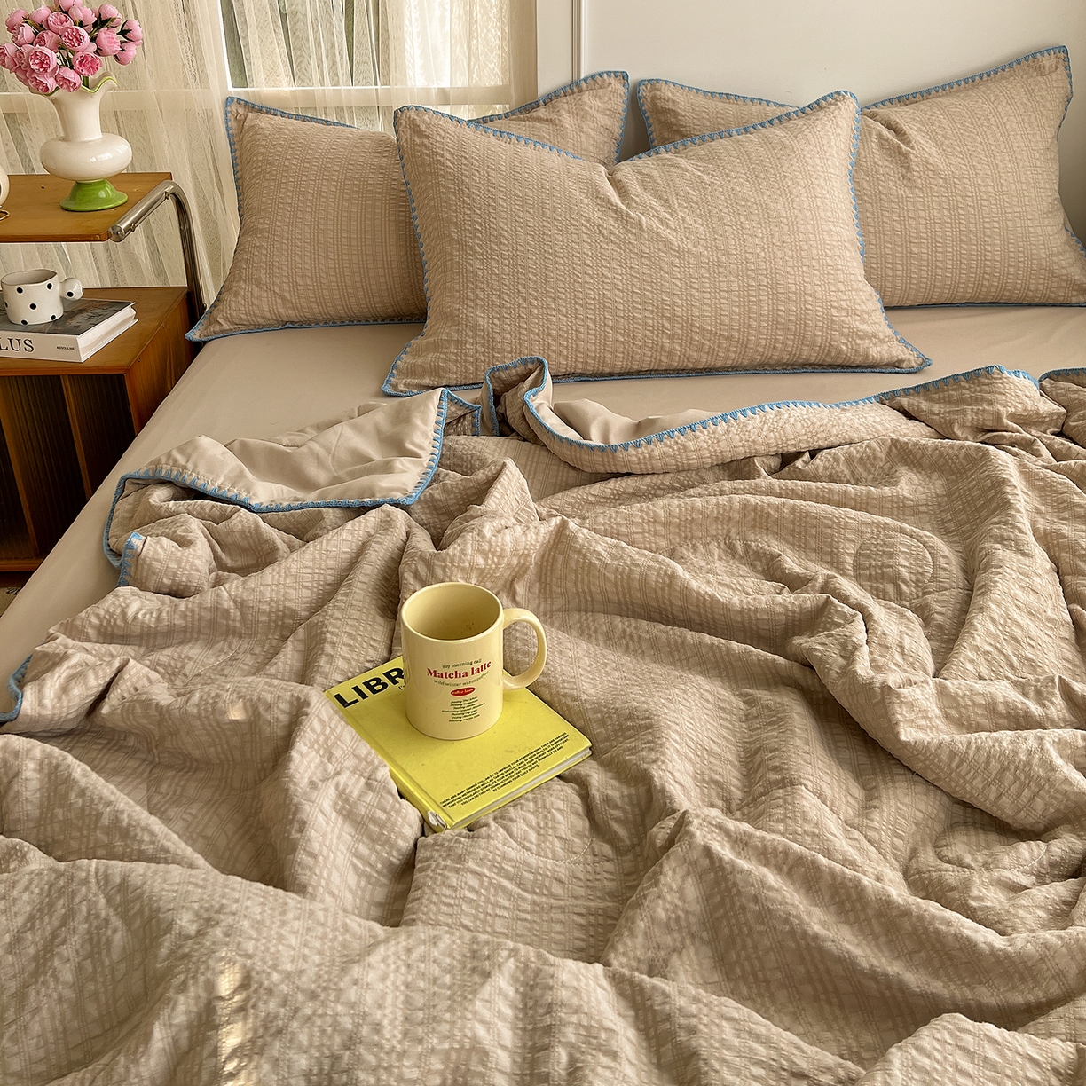 91家纺网 家纺一手货源 找家纺 仟网汇 2026新款贝壳边泡泡纱三角针夏被四件套--纯色系列 燕麦咖