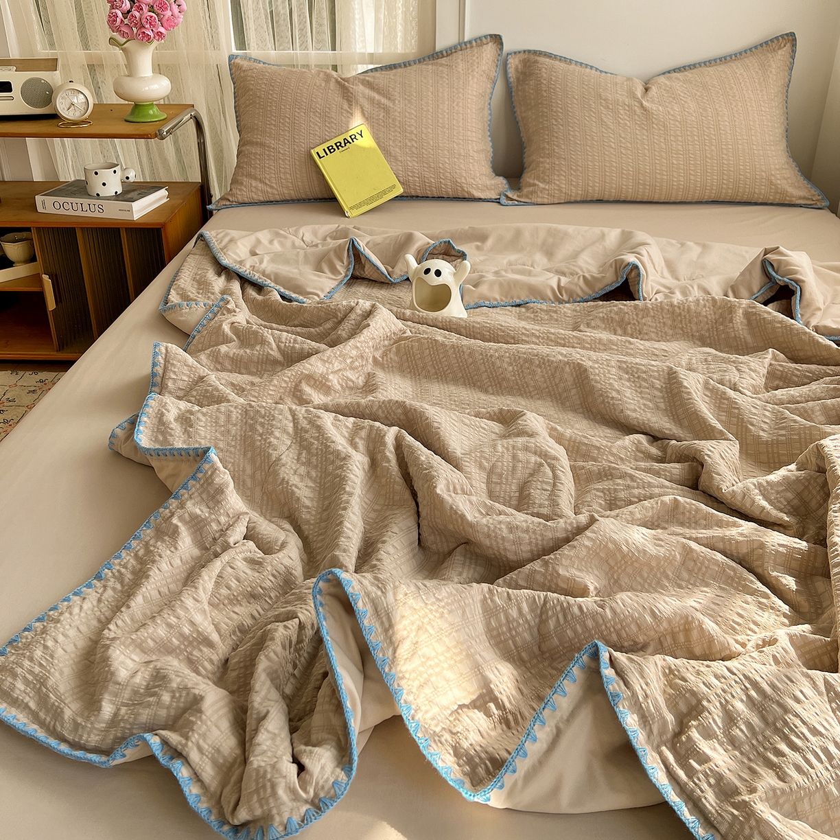 91家纺网 家纺一手货源 找家纺 仟网汇 2026新款贝壳边泡泡纱三角针夏被四件套--纯色系列 燕麦咖