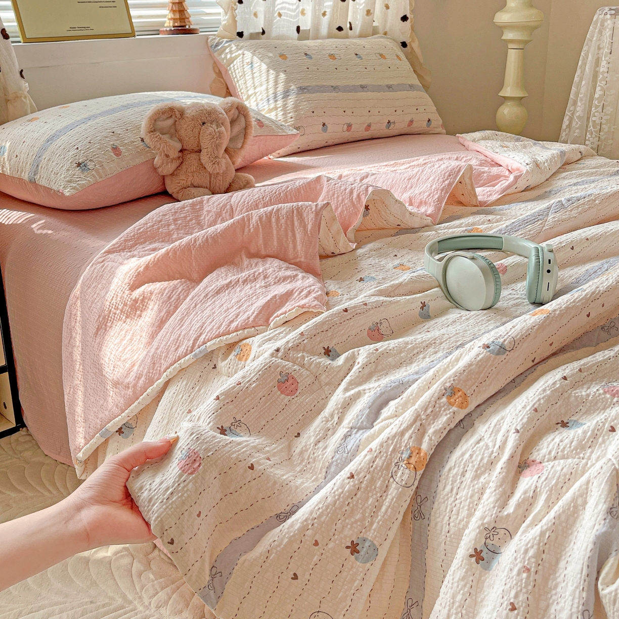 91家纺网 家纺一手货源 找家纺 仟网汇 2026新款泡芙纱简单款夏被四件套 草莓恋语