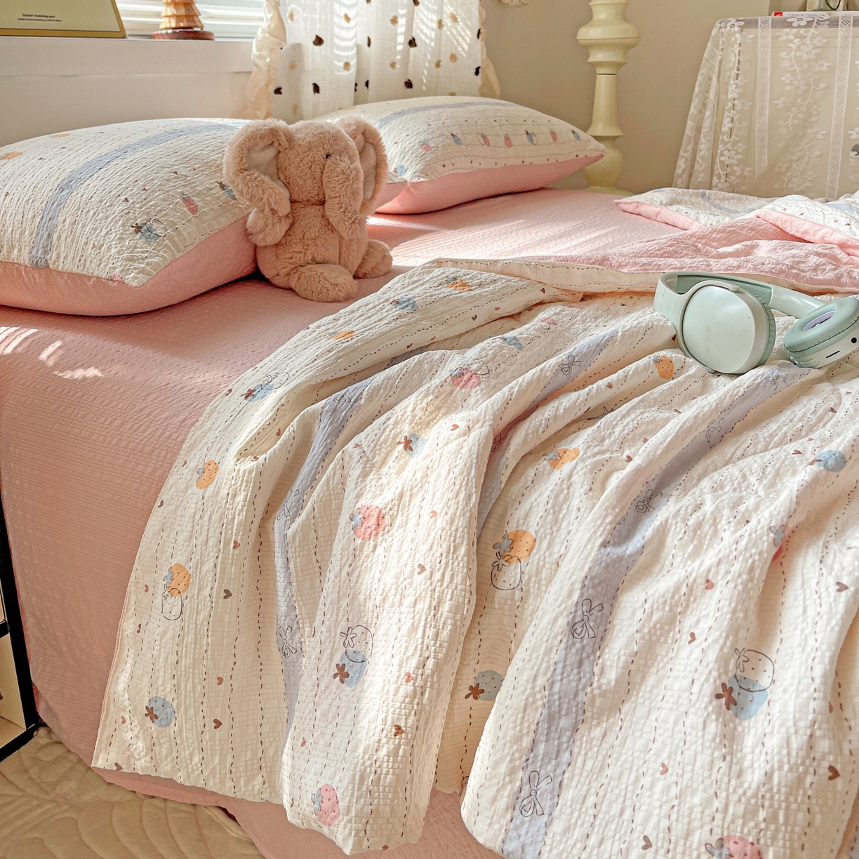 91家纺网 家纺一手货源 找家纺 仟网汇 2026新款泡芙纱简单款夏被四件套 草莓恋语