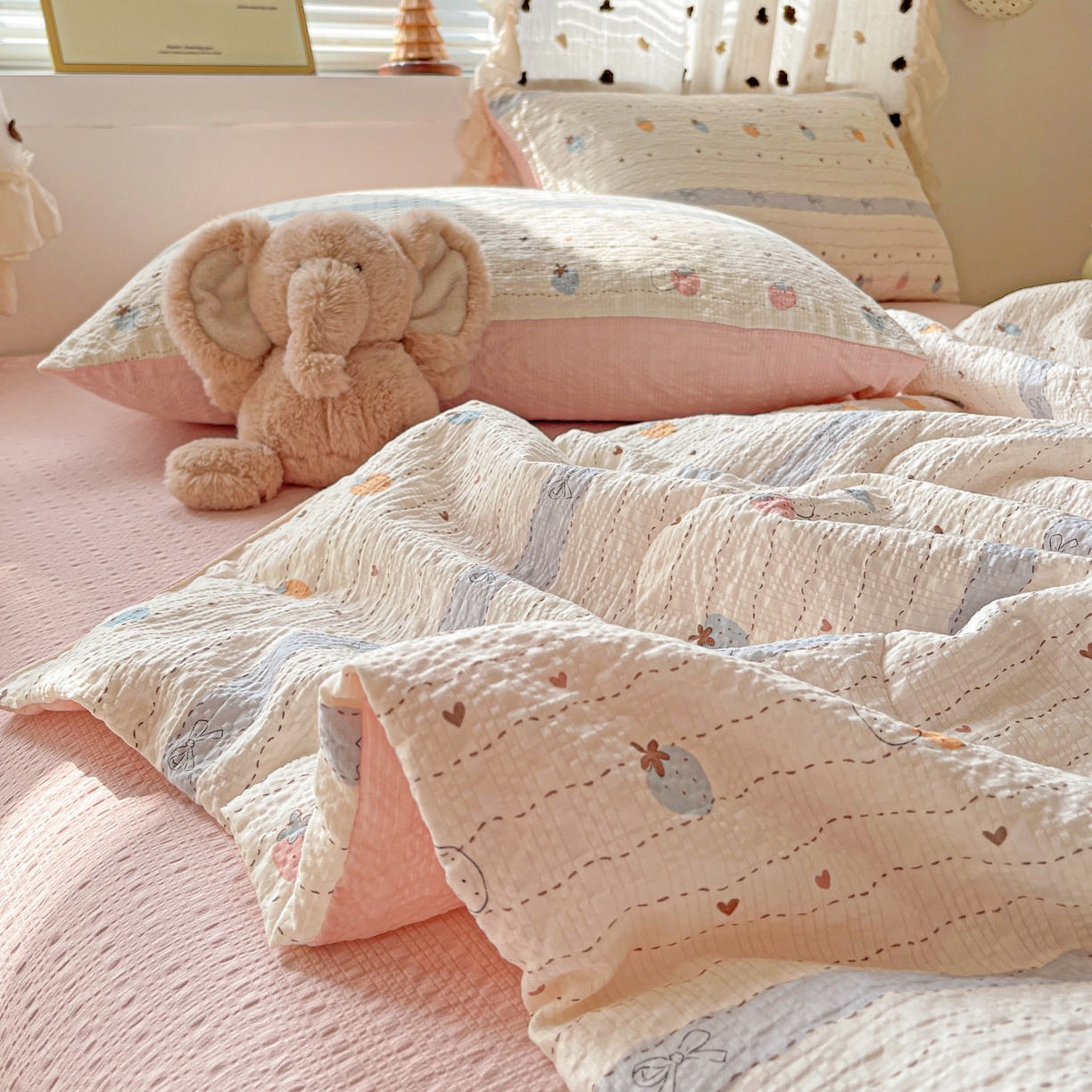 91家纺网 家纺一手货源 找家纺 仟网汇 2026新款泡芙纱简单款夏被四件套 草莓恋语