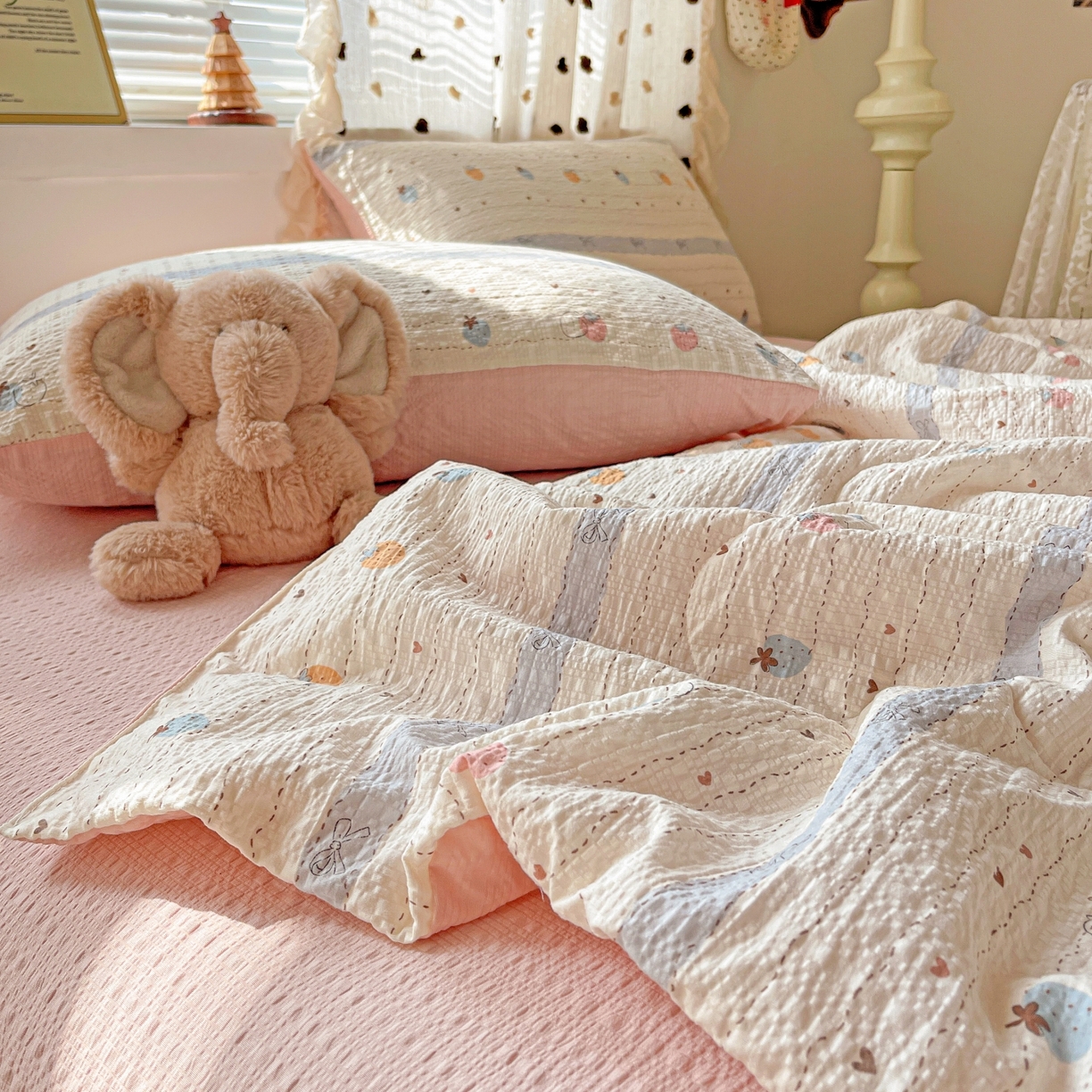 91家纺网 家纺一手货源 找家纺 仟网汇 2026新款泡芙纱简单款夏被四件套 草莓恋语