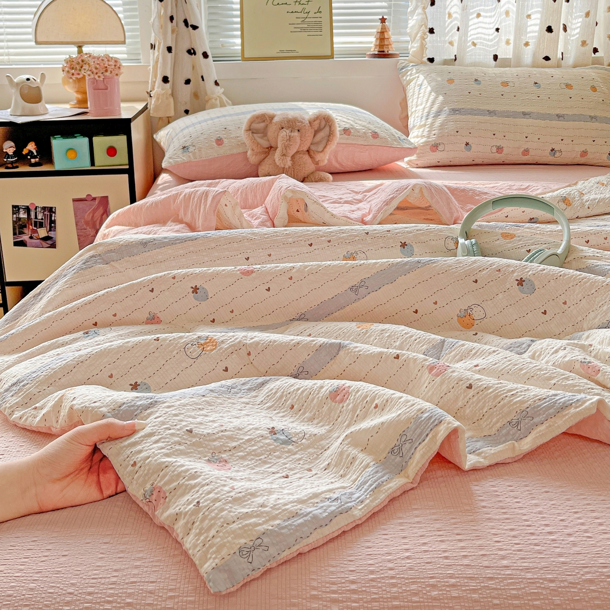 91家纺网 家纺一手货源 找家纺 仟网汇 2026新款泡芙纱简单款夏被四件套 草莓恋语