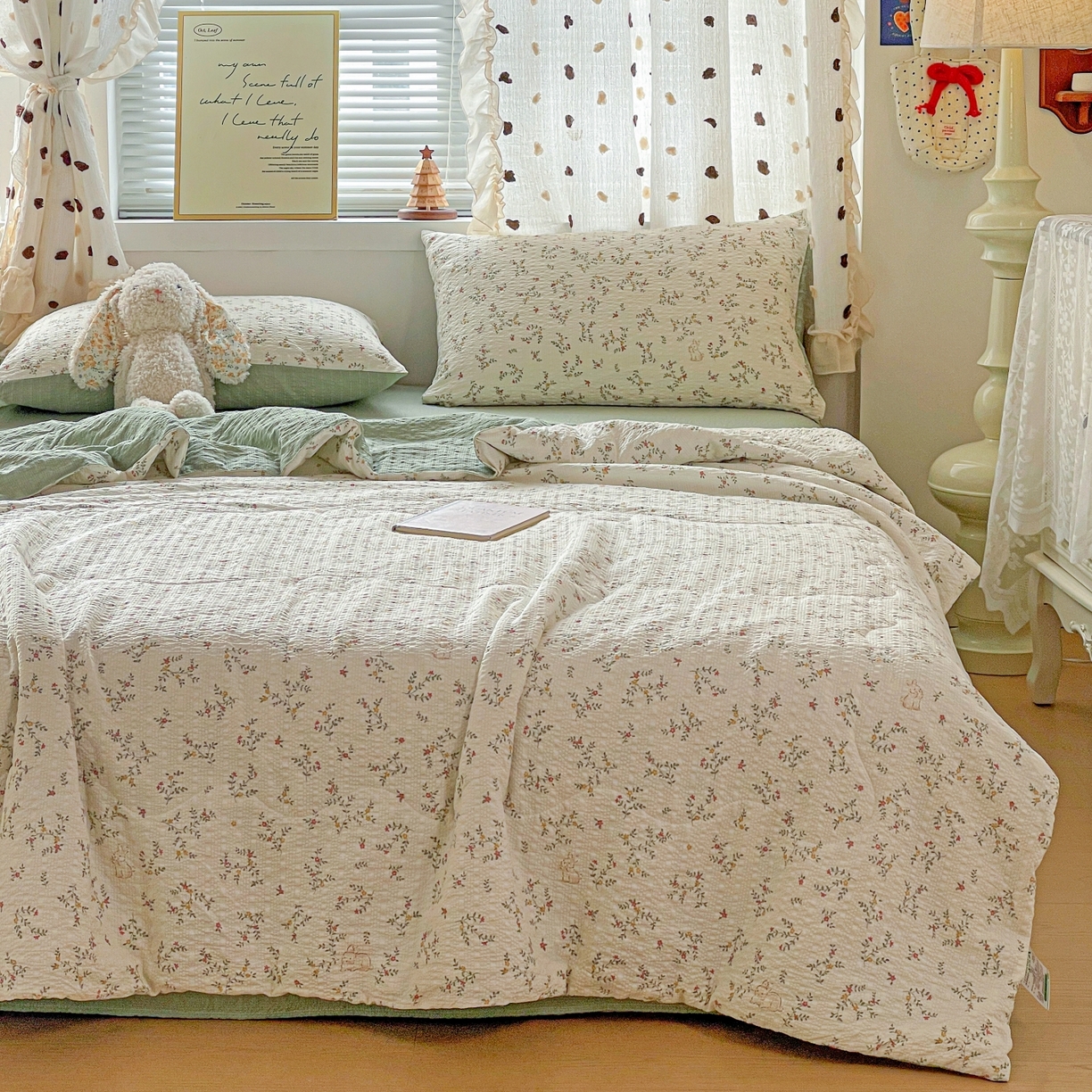 91家纺网 家纺一手货源 找家纺 仟网汇 2026新款泡芙纱简单款夏被四件套 花藤小兔