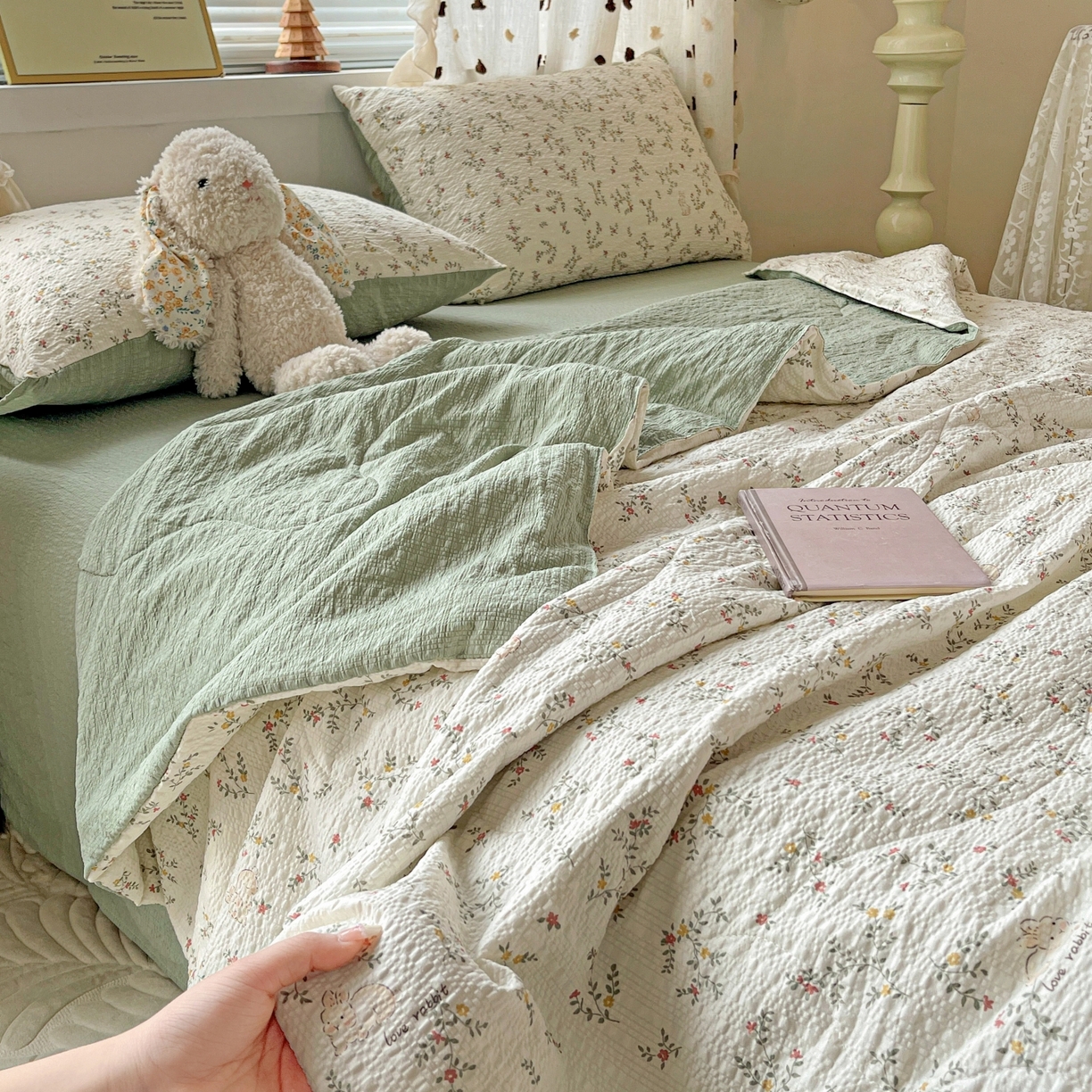 91家纺网 家纺一手货源 找家纺 仟网汇 2026新款泡芙纱简单款夏被四件套 花藤小兔