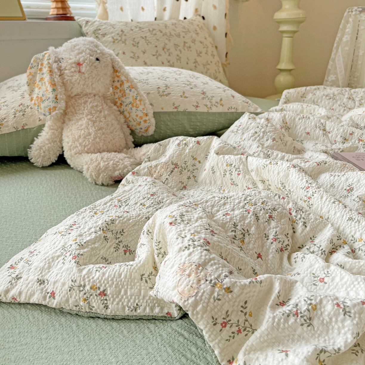 91家纺网 家纺一手货源 找家纺 仟网汇 2026新款泡芙纱简单款夏被四件套 花藤小兔