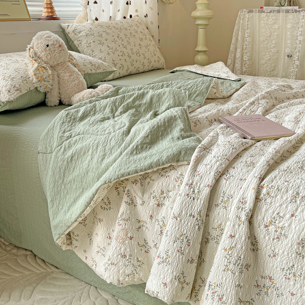 91家纺网 家纺一手货源 找家纺 仟网汇 2026新款泡芙纱简单款夏被四件套 花藤小兔