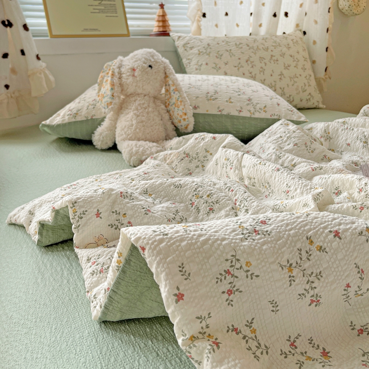 91家纺网 家纺一手货源 找家纺 仟网汇 2026新款泡芙纱简单款夏被四件套 花藤小兔