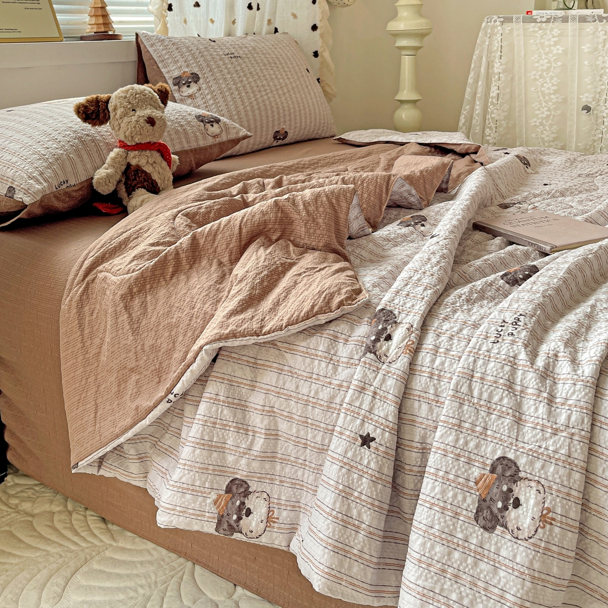 91家纺网 家纺一手货源 找家纺 仟网汇 2026新款泡芙纱简单款夏被四件套 咖啡狗