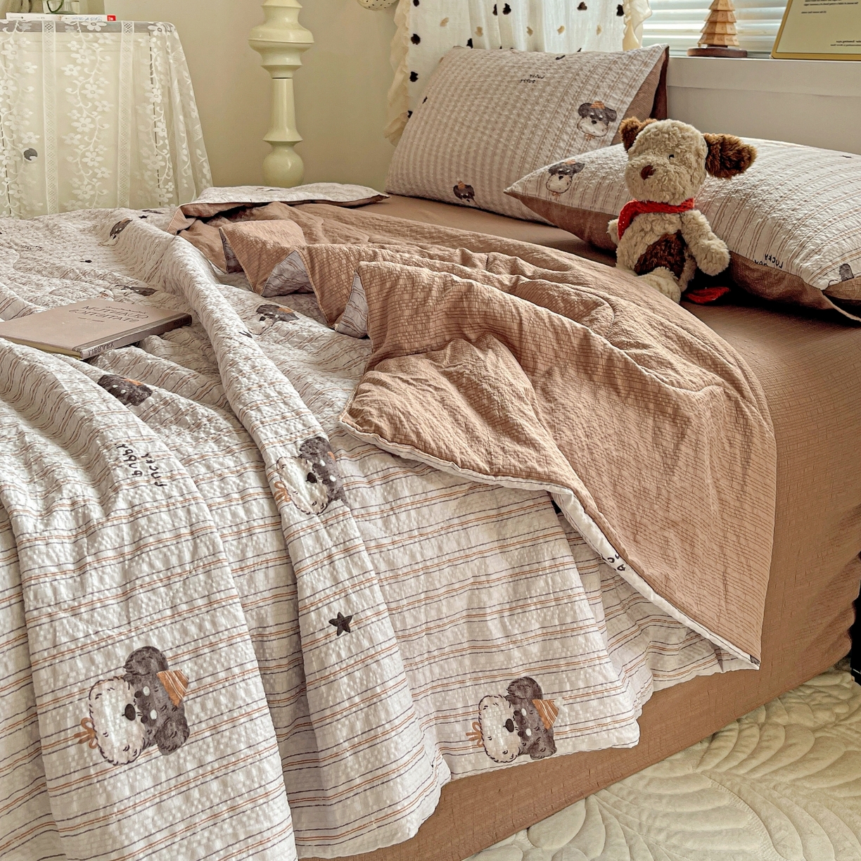 91家纺网 家纺一手货源 找家纺 仟网汇 2026新款泡芙纱简单款夏被四件套 咖啡狗