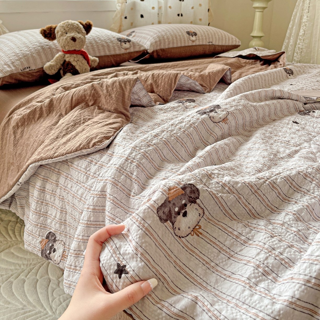 91家纺网 家纺一手货源 找家纺 仟网汇 2026新款泡芙纱简单款夏被四件套 咖啡狗