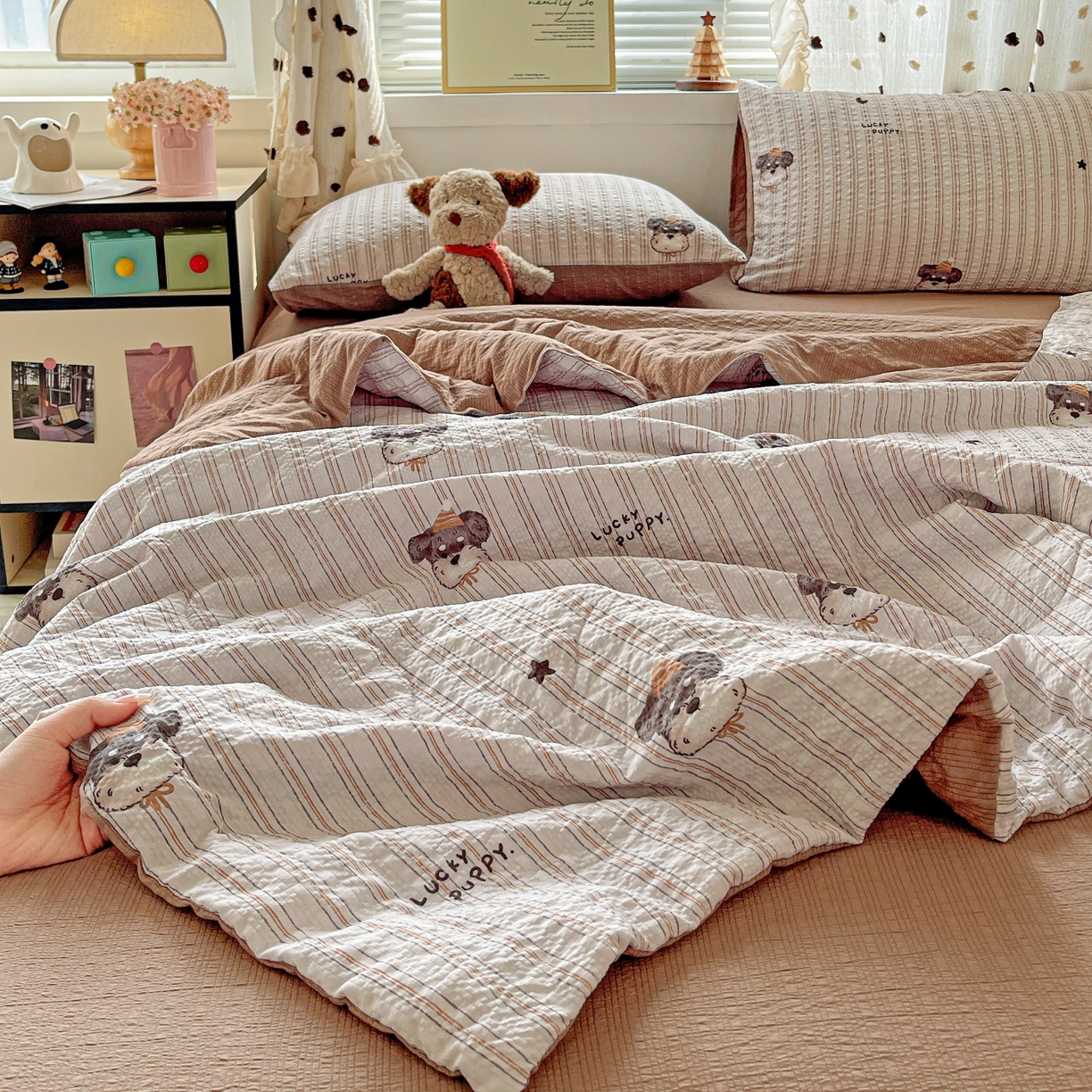 91家纺网 家纺一手货源 找家纺 仟网汇 2026新款泡芙纱简单款夏被四件套 咖啡狗