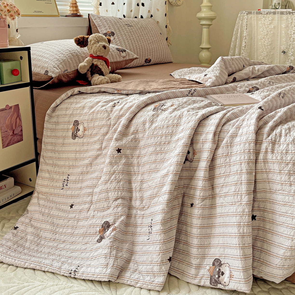 91家纺网 家纺一手货源 找家纺 仟网汇 2026新款泡芙纱简单款夏被四件套 咖啡狗