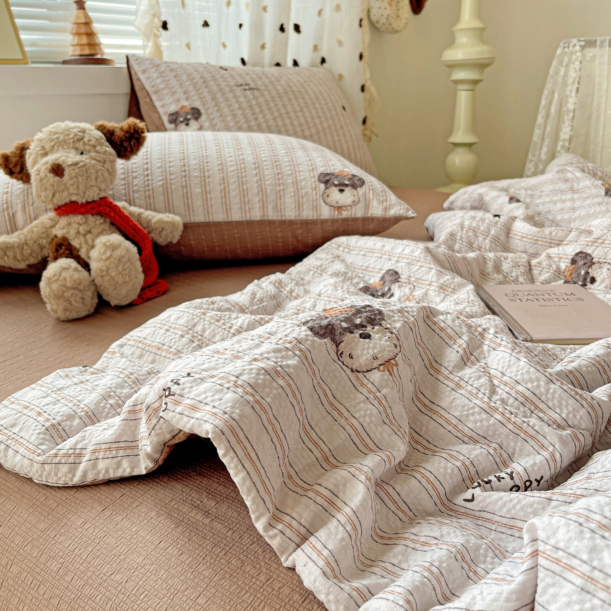 91家纺网 家纺一手货源 找家纺 仟网汇 2026新款泡芙纱简单款夏被四件套 咖啡狗