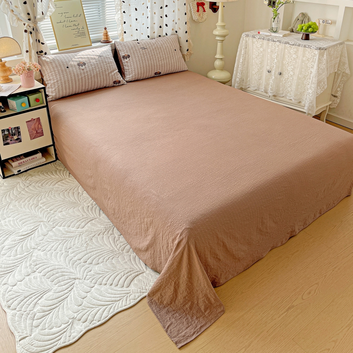 91家纺网 家纺一手货源 找家纺 仟网汇 2026新款泡芙纱简单款夏被四件套 咖啡狗