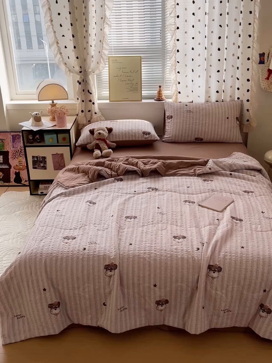 91家纺网 家纺一手货源 找家纺 仟网汇 2026新款泡芙纱简单款夏被四件套 咖啡狗