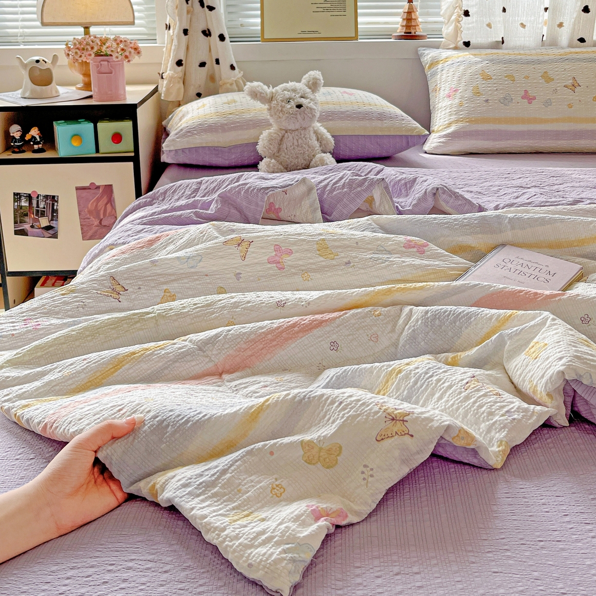 91家纺网 家纺一手货源 找家纺 仟网汇 2026新款泡芙纱简单款夏被四件套 浪漫彩蝶