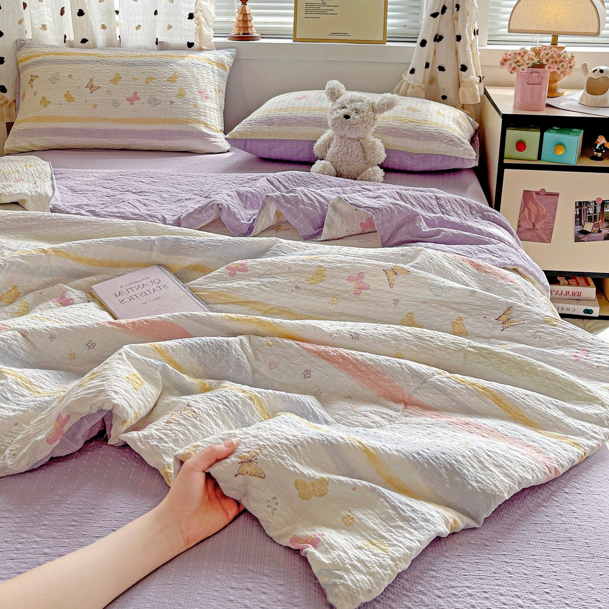 91家纺网 家纺一手货源 找家纺 仟网汇 2026新款泡芙纱简单款夏被四件套 浪漫彩蝶