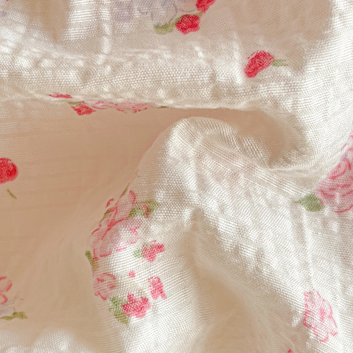 91家纺网 家纺一手货源 找家纺 仟网汇 2026新款泡芙纱简单款夏被四件套 玫瑰之恋