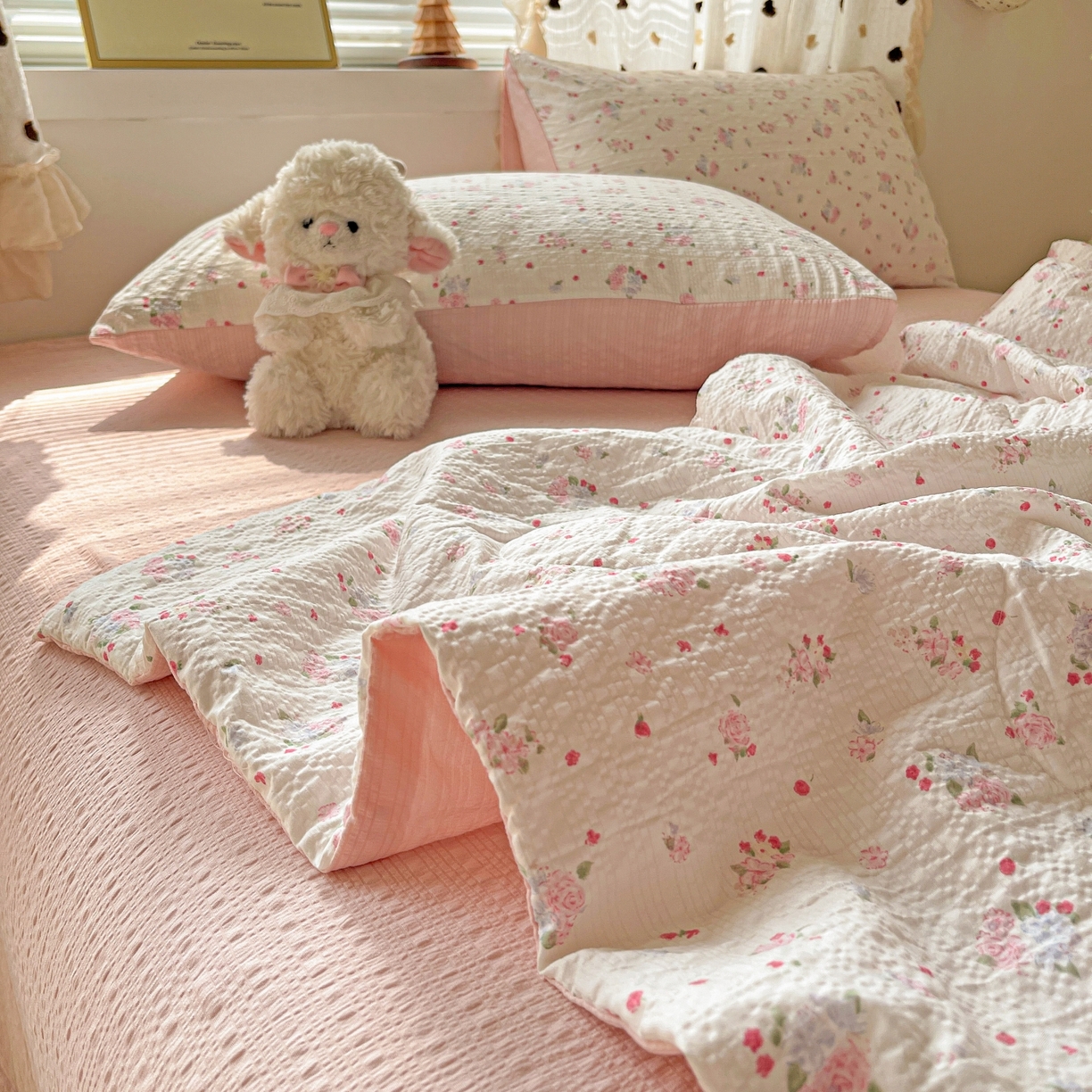 91家纺网 家纺一手货源 找家纺 仟网汇 2026新款泡芙纱简单款夏被四件套 玫瑰之恋