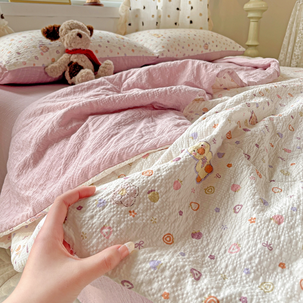 91家纺网 家纺一手货源 找家纺 仟网汇 2026新款泡芙纱简单款夏被四件套 小黄鸭