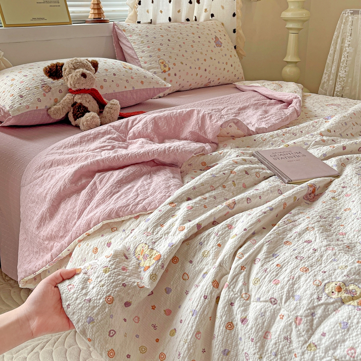 91家纺网 家纺一手货源 找家纺 仟网汇 2026新款泡芙纱简单款夏被四件套 小黄鸭