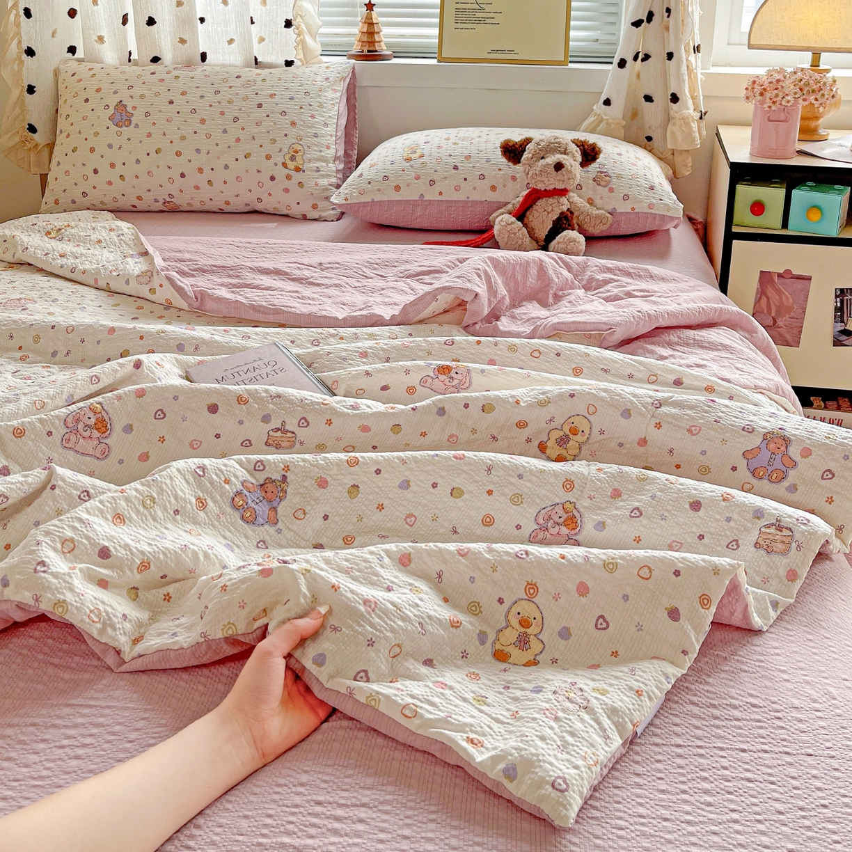 91家纺网 家纺一手货源 找家纺 仟网汇 2026新款泡芙纱简单款夏被四件套 小黄鸭