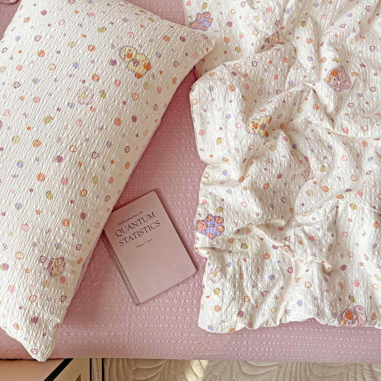 91家纺网 家纺一手货源 找家纺 仟网汇 2026新款泡芙纱简单款夏被四件套 小黄鸭