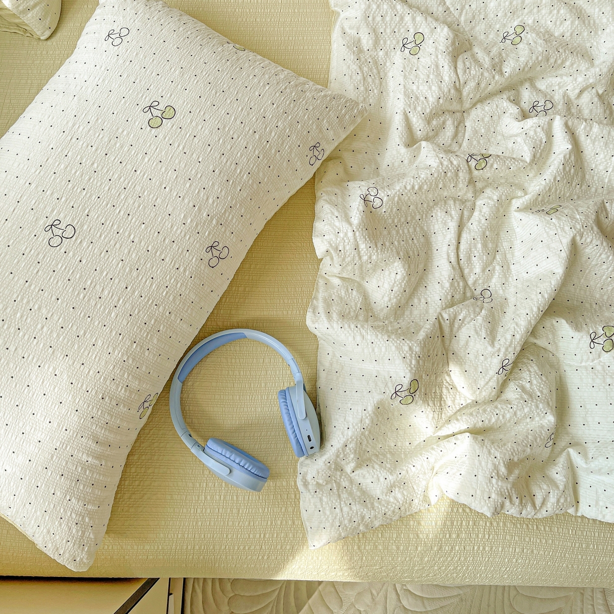 91家纺网 家纺一手货源 找家纺 仟网汇 2026新款泡芙纱简单款夏被四件套 樱桃波点