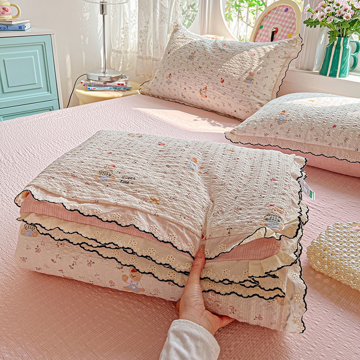 91家纺网 家纺一手货源 找家纺 仟网汇 2026新款法式花边泡芙纱夏被四件套 蛋糕熊