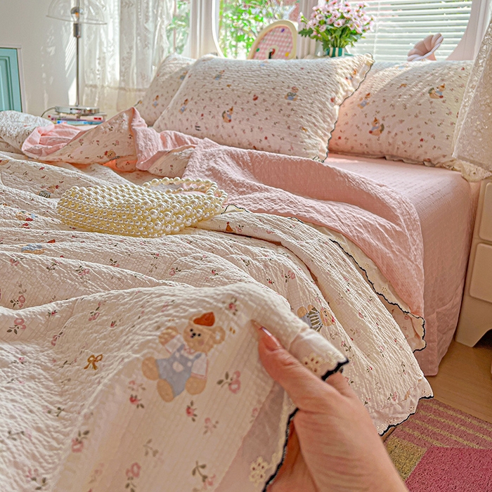 91家纺网 家纺一手货源 找家纺 仟网汇 2026新款法式花边泡芙纱夏被四件套 蛋糕熊