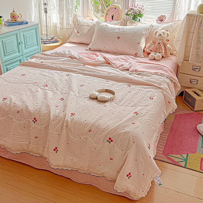 91家纺网 家纺一手货源 找家纺 仟网汇 2026新款法式花边泡芙纱夏被四件套 红樱桃