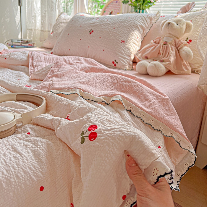 91家纺网 家纺一手货源 找家纺 仟网汇 2026新款法式花边泡芙纱夏被四件套 红樱桃