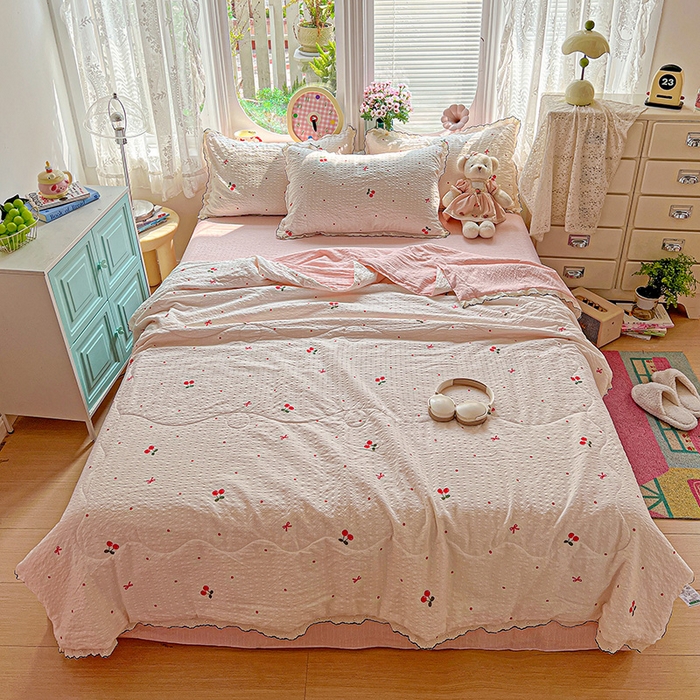 91家纺网 家纺一手货源 找家纺 仟网汇 2026新款法式花边泡芙纱夏被四件套 红樱桃