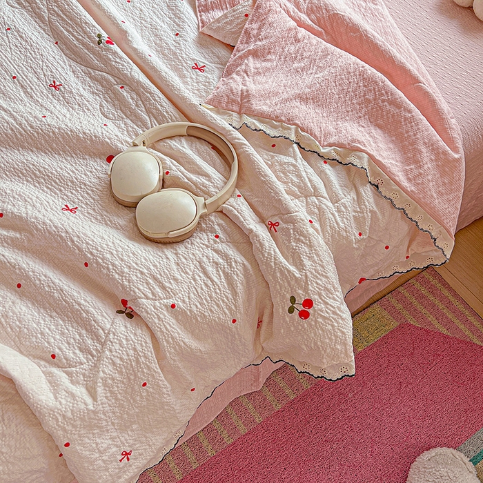 91家纺网 家纺一手货源 找家纺 仟网汇 2026新款法式花边泡芙纱夏被四件套 红樱桃