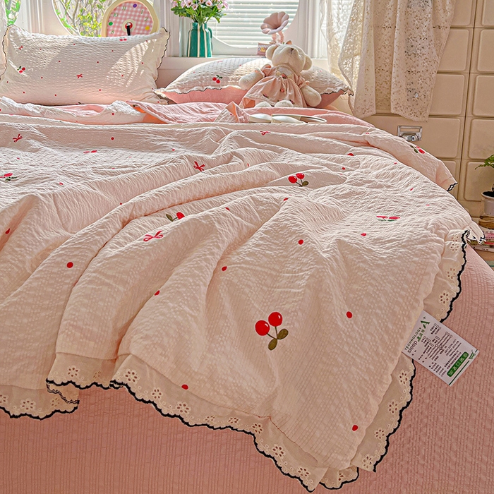 91家纺网 家纺一手货源 找家纺 仟网汇 2026新款法式花边泡芙纱夏被四件套 红樱桃