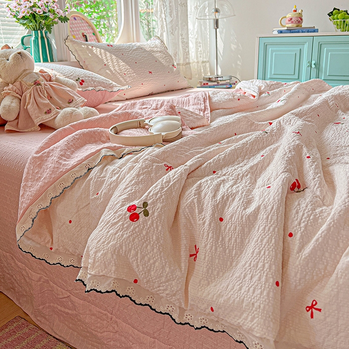 91家纺网 家纺一手货源 找家纺 仟网汇 2026新款法式花边泡芙纱夏被四件套 红樱桃