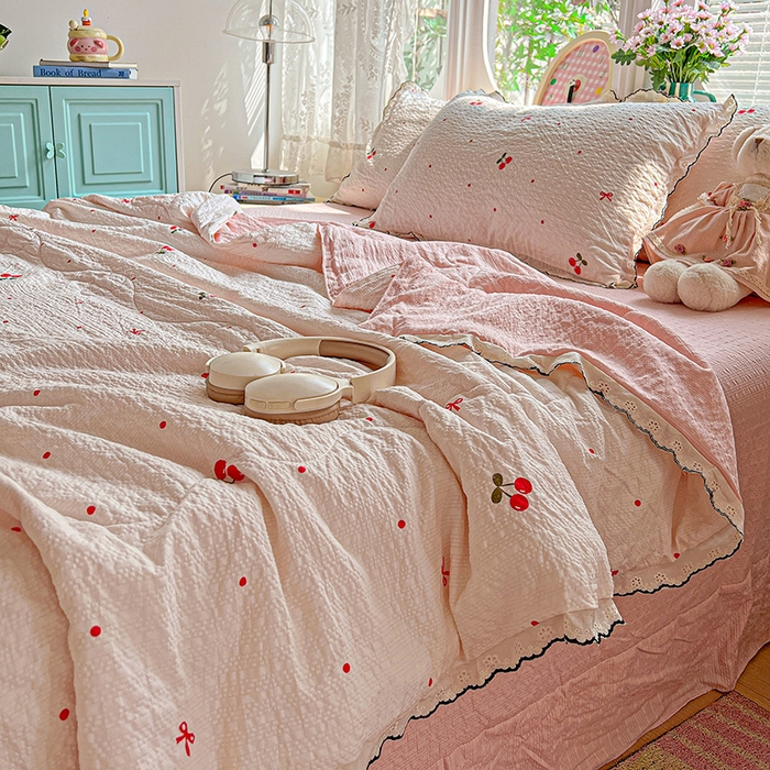 91家纺网 家纺一手货源 找家纺 仟网汇 2026新款法式花边泡芙纱夏被四件套 红樱桃